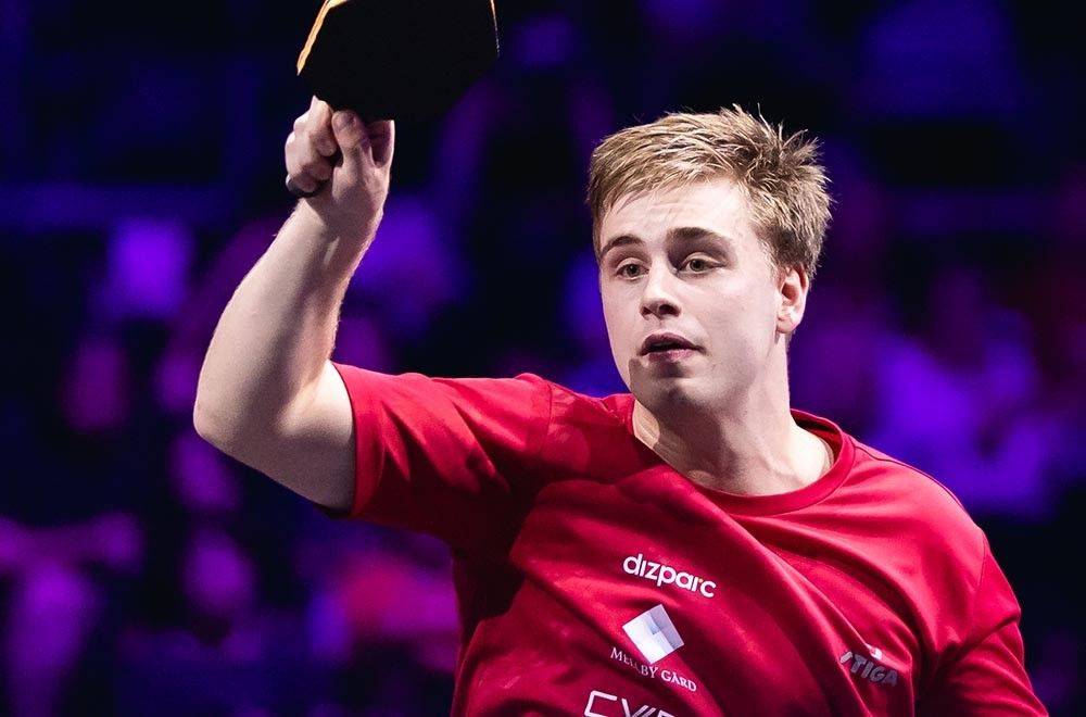 不戴眼镜的 不戴眼镜的